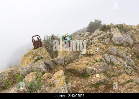 Montplà-Gipfel im Montgrí-Massiv an einem nebligen Tag im Naturpark Montgrí, Illes Medes und Baix Ter (Empordà, Girona, Katalonien, Spanien) Stockfoto