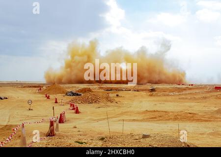 Staubsturm nach Sprengkraft in der arabischen Wüste Stockfoto