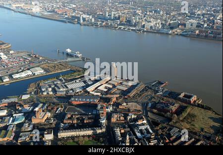 Luftaufnahme von Birkenhead mit Blick über die Mersey in Richtung Liverpool entlang der Linie des Birkenhead-Tunnels, wobei auch der Fährenterminal auffällig ist Stockfoto