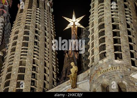 Passionsfassade und der Turm der Jungfrau Maria in der Basilika Sagrada Familia bei Nacht (Barcelona, Katalonien, Spanien) ESP: Fachada de la Pasión Stockfoto