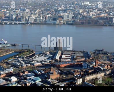 Luftaufnahme von Birkenhead mit Blick über die Mersey in Richtung Liverpool entlang der Linie des Birkenhead-Tunnels, wobei auch der Fährenterminal auffällig ist Stockfoto