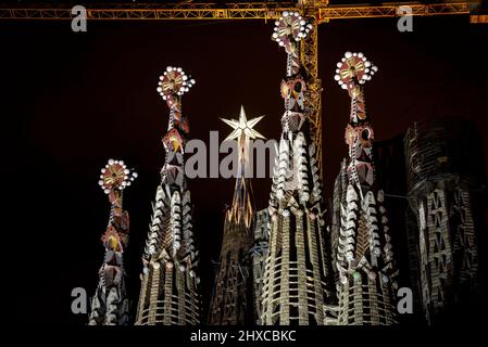 Passionsfassade und der Turm der Jungfrau Maria in der Basilika Sagrada Familia bei Nacht (Barcelona, Katalonien, Spanien) ESP: Fachada de la Pasión Stockfoto