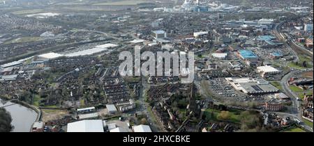 Panorama-Luftaufnahme der Skyline von Warrington im Stadtzentrum (von Osten nach Westen). Sainsburys im Vordergrund rechts. Stockfoto