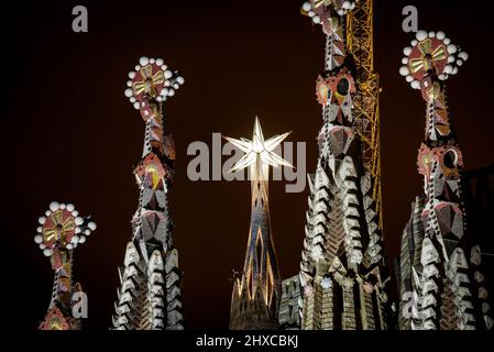 Passionsfassade und der Turm der Jungfrau Maria in der Basilika Sagrada Familia bei Nacht (Barcelona, Katalonien, Spanien) ESP: Fachada de la Pasión Stockfoto