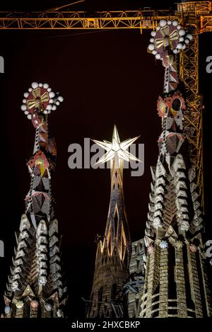 Passionsfassade und der Turm der Jungfrau Maria in der Basilika Sagrada Familia bei Nacht (Barcelona, Katalonien, Spanien) ESP: Fachada de la Pasión Stockfoto