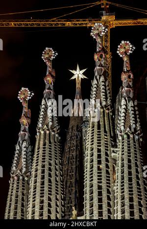 Passionsfassade und der Turm der Jungfrau Maria in der Basilika Sagrada Familia bei Nacht (Barcelona, Katalonien, Spanien) ESP: Fachada de la Pasión Stockfoto