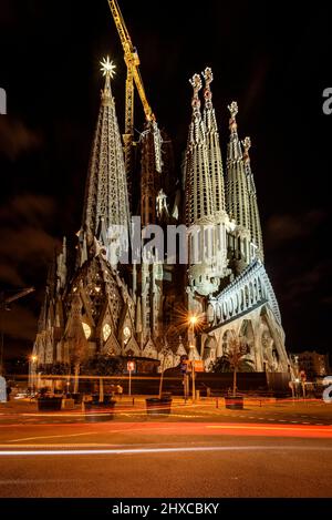 Passionsfassade und der Turm der Jungfrau Maria der Sagrada Familia bei Nacht (Barcelona, Katalonien, Spanien) ESP: Fachada de la Pasión y Torre de María Stockfoto