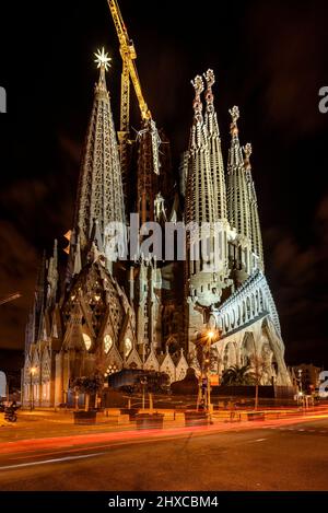 Passionsfassade und der Turm der Jungfrau Maria der Sagrada Familia bei Nacht (Barcelona, Katalonien, Spanien) ESP: Fachada de la Pasión y Torre de María Stockfoto