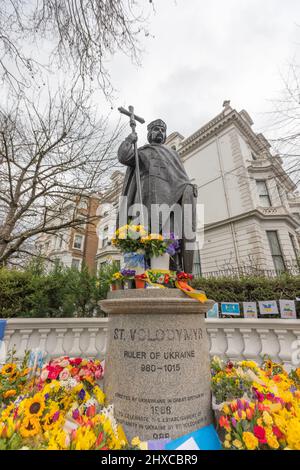 London, Großbritannien. 11.. März 2022. Blumengebete und Blumen, die an der Statue des Heiligen Volodymyr im Holland Park für den anhaltenden Konflikt zwischen der Ukraine und Russland hinterlassen wurden. Penelope Barritt/Alamy Live News Stockfoto