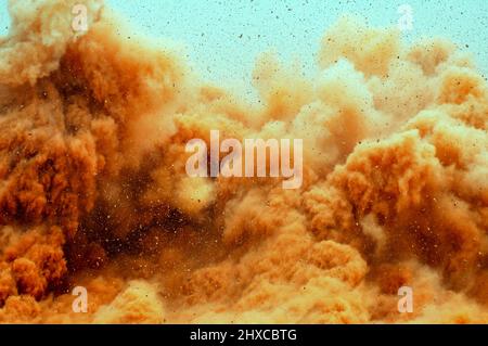 Kalkstaubsturm nach Sprengung der Detonatoren auf dem Bergbaugelände Stockfoto