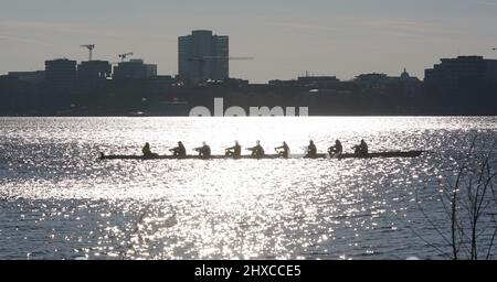 Hamburg, Deutschland. 11. März 2022. Eine ruderende Acht segelt auf der Außenalster. Kredit: Marcus Brandt/dpa/Alamy Live Nachrichten Stockfoto