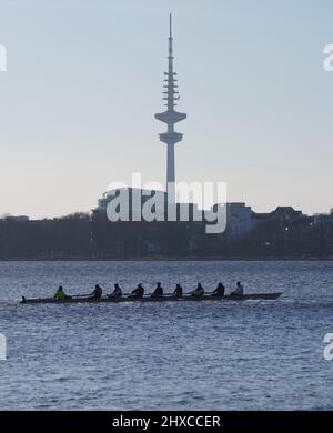 Hamburg, Deutschland. 11. März 2022. Eine ruderende Acht segelt auf der Außenalster. Kredit: Marcus Brandt/dpa/Alamy Live Nachrichten Stockfoto