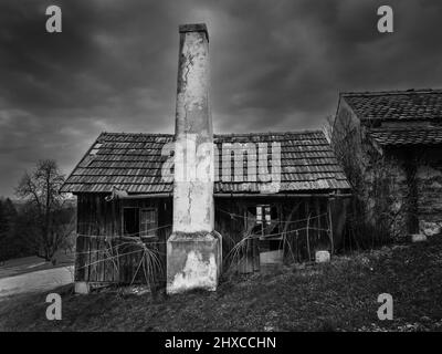 Altes baufälliges Bauernhaus mit Schornstein im Mostviertel in Niederösterreich Stockfoto