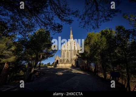 Wallfahrtskirche der Jungfrau von Montserrat, entworfen vom Architekten Josep Maria Jujol, in Montferri (Tarragona, Katalonien, Spanien) ESP: Santuario de Montserri Stockfoto