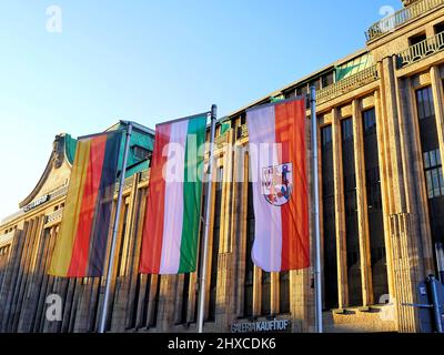 Das historische Gebäude des Kaufhof Kaufhofs in Düsseldorf und Flaggen von Deutschland, Nordrhein-Westfalen und Düsseldorf. Stockfoto