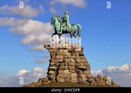 Bronzestatue von George III auf dem Pferderücken vor einem blauen Himmel, aufgestellt auf einem Steinsockel auf Snow Hill, Windsor Great Park Stockfoto