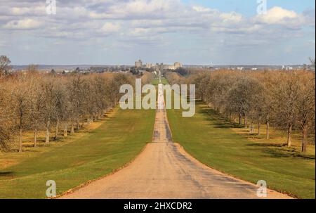 Windsor Castle von der langen Wanderung mit einer leichten Schneedecke auf dem Boden aus gesehen Stockfoto