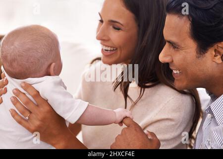 Das neueste Mitglied der Familie. Eine kurze Aufnahme eines liebevollen Paares und seines neugeborenen Babys. Stockfoto