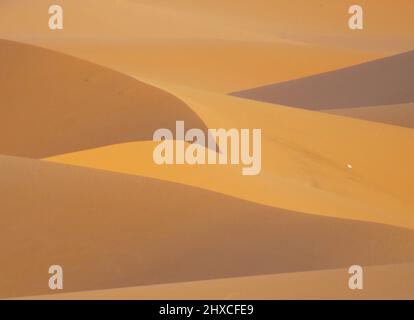 Nahaufnahme von Sandkurven in der Wüste der nördlichen Sahara Stockfoto