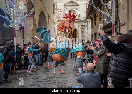 Der Valls Basilisk in der Prozession des Valls Decennial Festivals 2022 (2021+1), zu Ehren der Jungfrau der Candlemas in Valls, Tarragona, Spanien Stockfoto