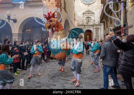 Der Valls Basilisk in der Prozession des Valls Decennial Festivals 2022 (2021+1), zu Ehren der Jungfrau der Candlemas in Valls, Tarragona, Spanien Stockfoto