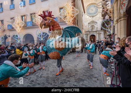 Der Valls Basilisk in der Prozession des Valls Decennial Festivals 2022 (2021+1), zu Ehren der Jungfrau der Candlemas in Valls, Tarragona, Spanien Stockfoto