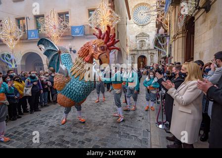 Der Valls Basilisk in der Prozession des Valls Decennial Festivals 2022 (2021+1), zu Ehren der Jungfrau der Candlemas in Valls, Tarragona, Spanien Stockfoto