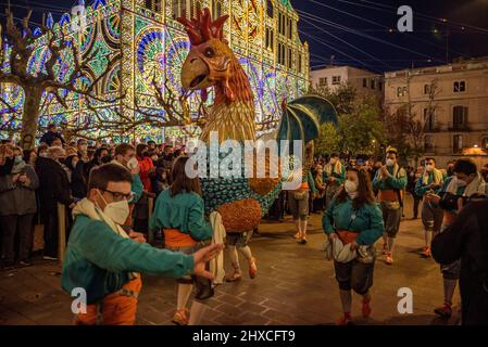 Der Valls Basilisk in der Prozession des Valls Decennial Festivals 2022 (2021+1), zu Ehren der Jungfrau der Candlemas in Valls, Tarragona, Spanien Stockfoto