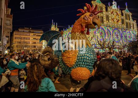 Der Valls Basilisk in der Prozession des Valls Decennial Festivals 2022 (2021+1), zu Ehren der Jungfrau der Candlemas in Valls, Tarragona, Spanien Stockfoto