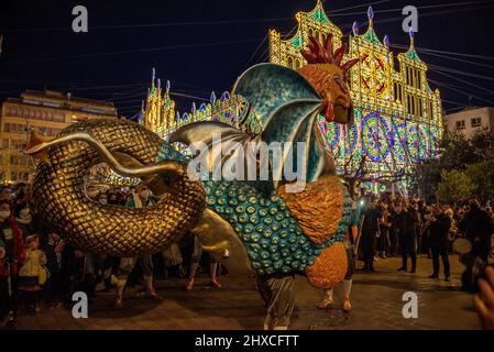 Der Valls Basilisk in der Prozession des Valls Decennial Festivals 2022 (2021+1), zu Ehren der Jungfrau der Candlemas in Valls, Tarragona, Spanien Stockfoto