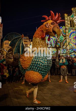 Der Valls Basilisk in der Prozession des Valls Decennial Festivals 2022 (2021+1), zu Ehren der Jungfrau der Candlemas in Valls, Tarragona, Spanien Stockfoto