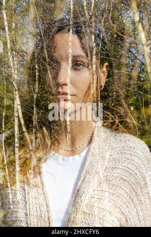 Doppelbelichtung einer jungen Frau im Wald Stockfoto