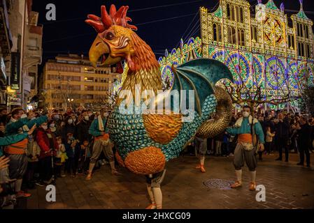 Der Valls Basilisk in der Prozession des Valls Decennial Festivals 2022 (2021+1), zu Ehren der Jungfrau der Candlemas in Valls, Tarragona, Spanien Stockfoto