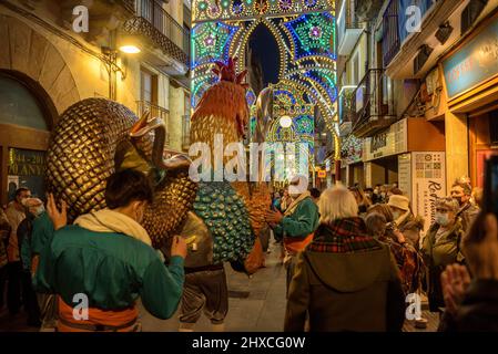 Der Valls Basilisk in der Prozession des Valls Decennial Festivals 2022 (2021+1), zu Ehren der Jungfrau der Candlemas in Valls, Tarragona, Spanien Stockfoto