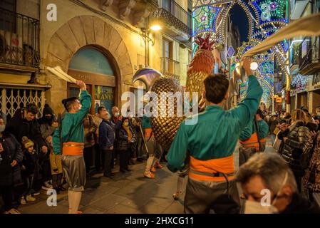 Der Valls Basilisk in der Prozession des Valls Decennial Festivals 2022 (2021+1), zu Ehren der Jungfrau der Candlemas in Valls, Tarragona, Spanien Stockfoto