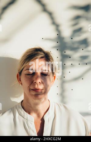 Frau die Sonne genießen mit geschlossenen Augen Stockfoto