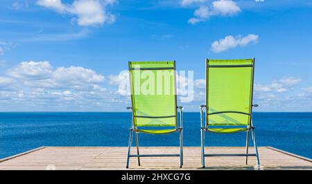 Zwei Stühle auf einer Veranda am Meer Stockfoto