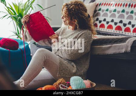 Frau, Blondes, Locken, Sofa, Boden, Sitzen, Stricken Stockfoto