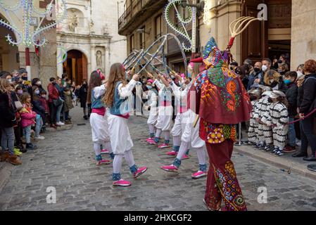 Die Valls Cercolets tanzen in der Prozession des 2022 (2021+1) Valls Decennial Festival, zu Ehren der Jungfrau der Candlemas in Valls (Spanien) Stockfoto