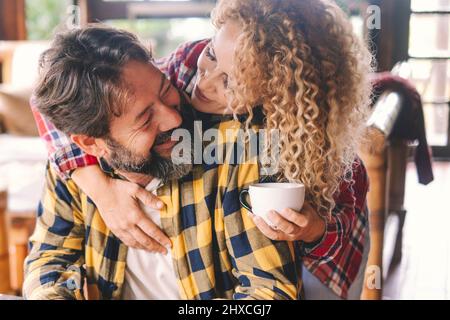 Paar, mittleres Alter, Zuhause, glücklich, Porträt Stockfoto