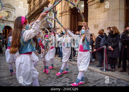 Die Valls Cercolets tanzen in der Prozession des 2022 (2021+1) Valls Decennial Festival, zu Ehren der Jungfrau der Candlemas in Valls (Spanien) Stockfoto