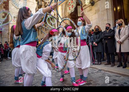 Die Valls Cercolets tanzen in der Prozession des 2022 (2021+1) Valls Decennial Festival, zu Ehren der Jungfrau der Candlemas in Valls (Spanien) Stockfoto