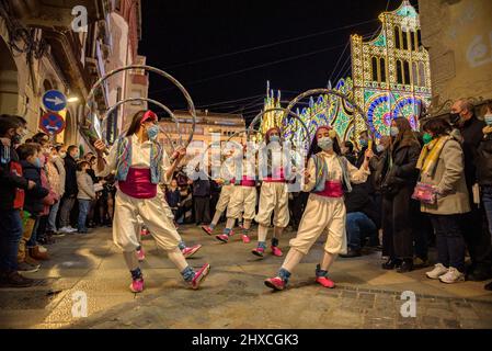 Die Valls Cercolets tanzen in der Prozession des 2022 (2021+1) Valls Decennial Festival, zu Ehren der Jungfrau der Candlemas in Valls (Spanien) Stockfoto