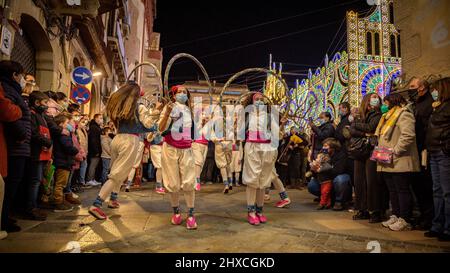 Die Valls Cercolets tanzen in der Prozession des 2022 (2021+1) Valls Decennial Festival, zu Ehren der Jungfrau der Candlemas in Valls (Spanien) Stockfoto