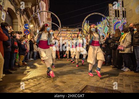 Die Valls Cercolets tanzen in der Prozession des 2022 (2021+1) Valls Decennial Festival, zu Ehren der Jungfrau der Candlemas in Valls (Spanien) Stockfoto