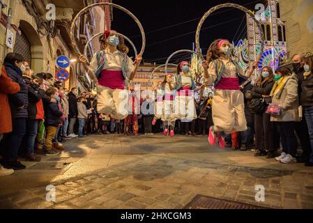 Die Valls Cercolets tanzen in der Prozession des 2022 (2021+1) Valls Decennial Festival, zu Ehren der Jungfrau der Candlemas in Valls (Spanien) Stockfoto