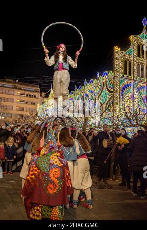 Die Valls Cercolets tanzen in der Prozession des 2022 (2021+1) Valls Decennial Festival, zu Ehren der Jungfrau der Candlemas in Valls (Spanien) Stockfoto