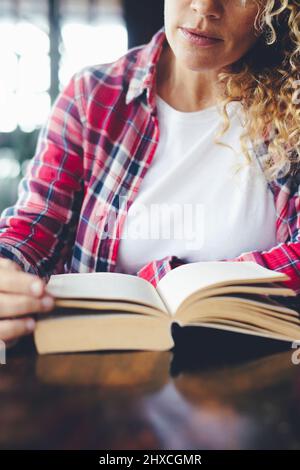 Frau, blond, locken, Buch, lesen, Kariertes Hemd, Portrait, 3/4-Shirt, Stockfoto