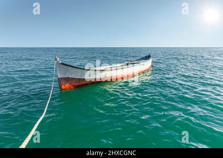 Fischerboot vor Anker im Schwarzen Meer Stockfoto