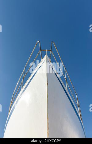 Bogen von altem Segelboot gegen blauen Himmel Stockfoto